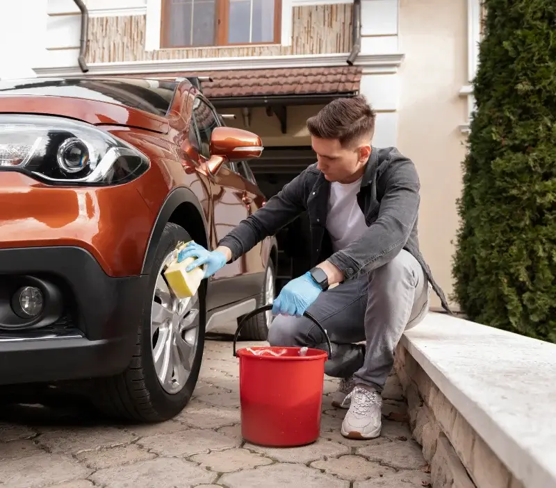 Lavage auto à domicile Fontanes : professionnel intervenant sur un véhicule